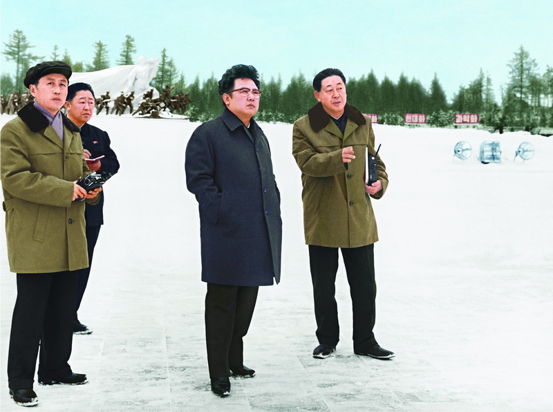 Ким Чен Ир осматривает Самчжиёнский монументальный скульптурный комплекс. Март 1979 года.