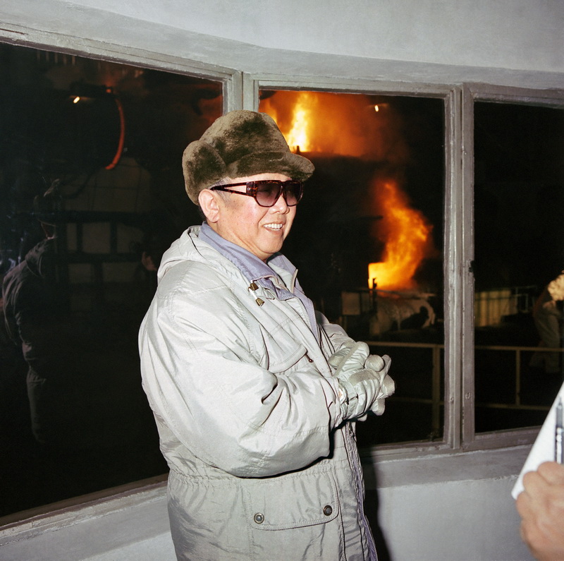 Ким Чен Ир руководит работой по установлению системы выплавки чучхе-железа. Январь 2005 года.