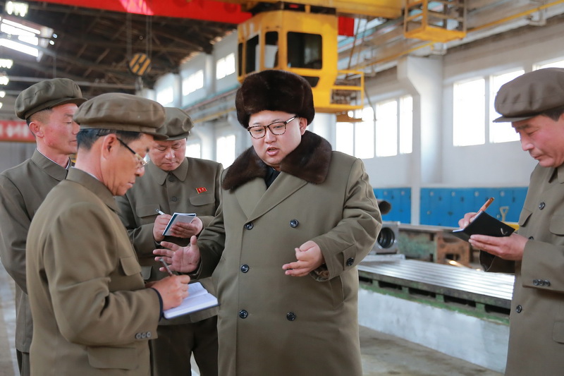 Ким Чен Ын в Рёнсонском машиностроительном объединении. Март 2016 года.