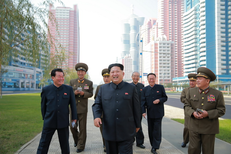 Ким Чен Ын на улице ученых «Мирэ» после завершения ее строительства. Октябрь 2015 года.