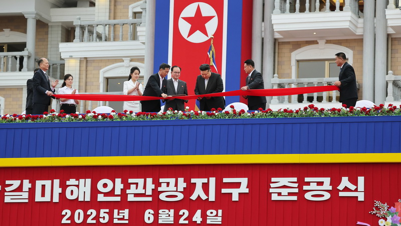 Ким Чен Ын на церемонии ввода в строй Вонсан-Кальмаской прибрежной туристической зоны. Июнь 2025 года.