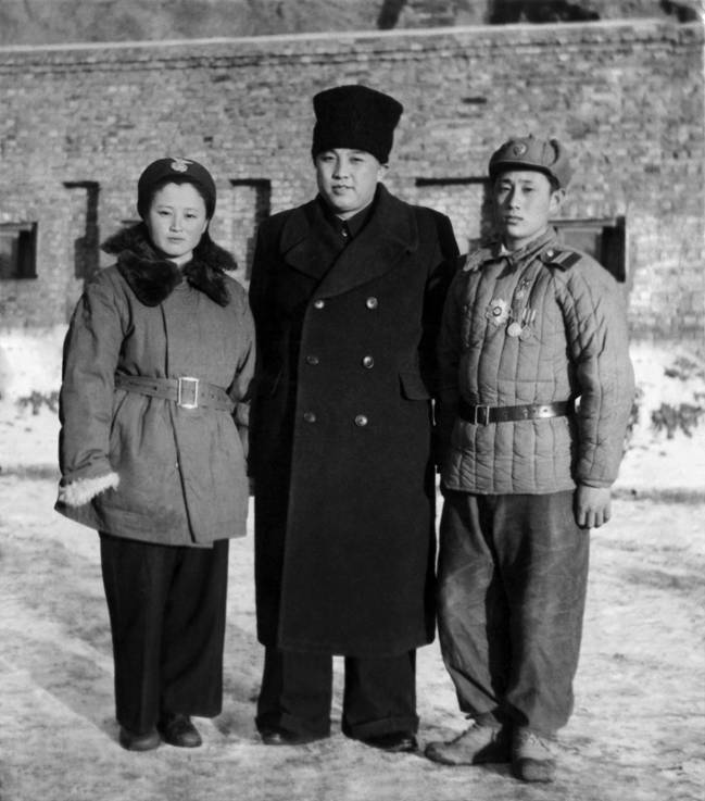 Великий вождь товарищ Ким Ир Сен с бойцами-героями. Январь 1952 года.