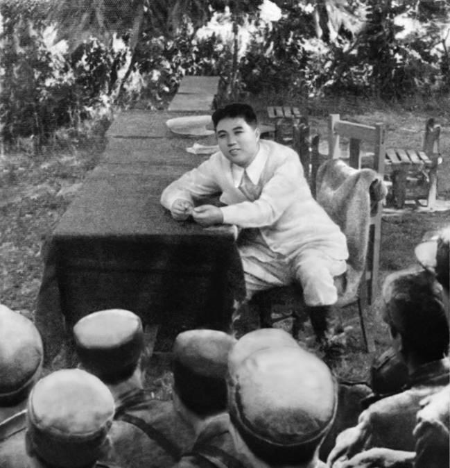 Великий вождь товарищ Ким Ир Сен дает программные указания в подразделении разведчиков. Июнь 1952 года.