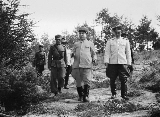 Великий вождь товарищ Ким Ир Сен в Военном училище им. Кан Гона. Июнь 1952 года.