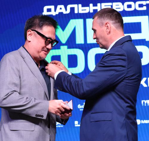 Звания «Заслуженный работник сферы массовых коммуникаций» удостоен директор Хабаровской студии телевидения Александр Ким