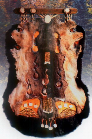 Меховой ковер с костяными подвесками