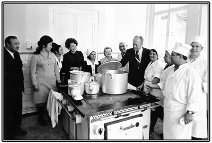 Президент США Джеральд Р. Форд на кухне санатория «Океанский»
