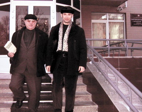 Представитель газеты в суде Виктор Тесленок и  главный редактор еженедельника «Газета на Дом» Сергей Бурындин (слева направо)