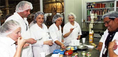 Русские посетители консервный завод и попробовали консервированного тунца производства национальной компании Isabel y Marbelize, базирующейся в Манте