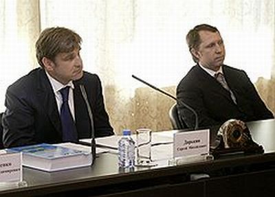 Президент Ассоциации рыбохозяйственных предприятий края Дмитрий Глотов (справа) некоторое время считался членом команды приморского губернатора Сергея Дарькина (слева)