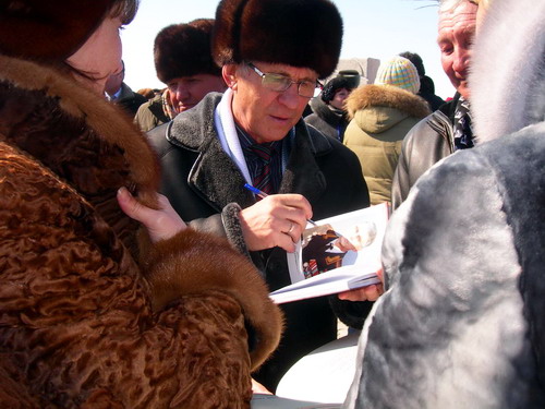 Герой Советского Союза генерал-майор Виталий Бубенин подписывает свою книгу «Кровавый снег Даманского»