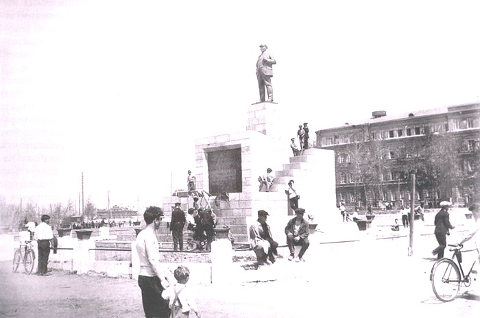 Площадь Свободы - памятник Ленину стоял в центре 1926 г.