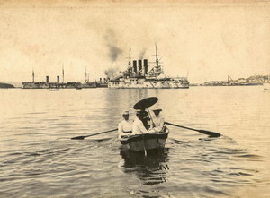 Тед и Элеонора Прей направляются в гости на один из крейсеров Сибирской флотилии. Нажмите, чтобы УВЕЛИЧИТЬ (нажмите, чтобы увеличить)