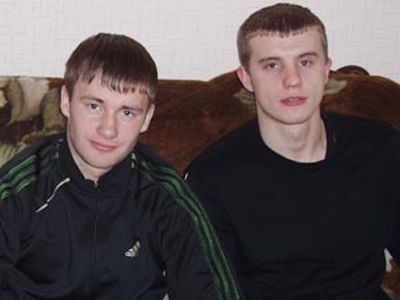 Александра Ковтуна (слева) уговаривают сдаться. Его друг - Андрей Сухорада (справа) убит