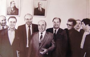 В. Александровский (4-й справа), первый секретарь крайкома КПСС А. Черный (в центре), П. Халов (3-й справа)/ Нажмите, чтобы УВЕЛИЧИТЬ (нажмите, чтобы увеличить)