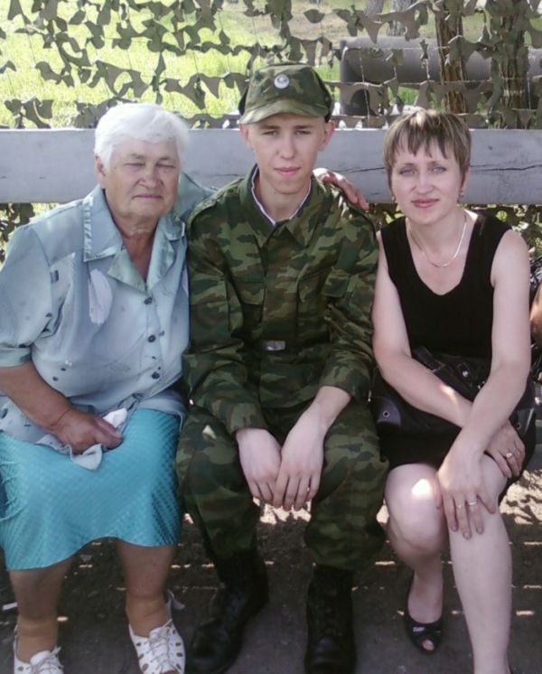 Рядовой Денис Петров со своей семьей