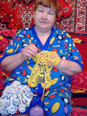 А это моя бабушка Александра Васильевна Егорова. Зимними вечерами она плетёт летние цветы