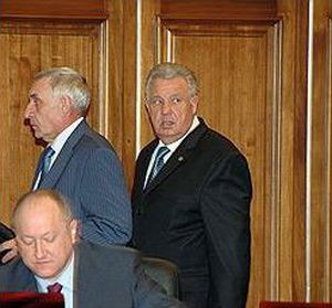 Полпред Виктор Ишаев (справа) никак не выказал своего отношения к предложенным ему вице-премьерским полномочиям. Фото: Евгений Переверзев/Коммерсантъ