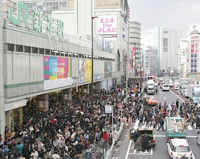 大地震で人があふれる新宿駅南口＝東京