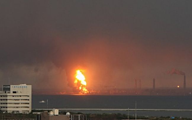 炎を上げる千葉県内の工業地帯＝大地震