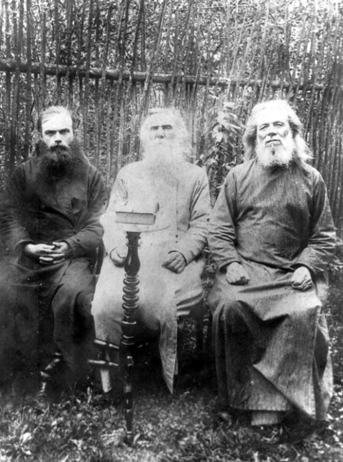Прадеды подполковника Виктора Унина братья-священники Матвей, Яков и Иван Унины. Снимок сделан в 1885 году.