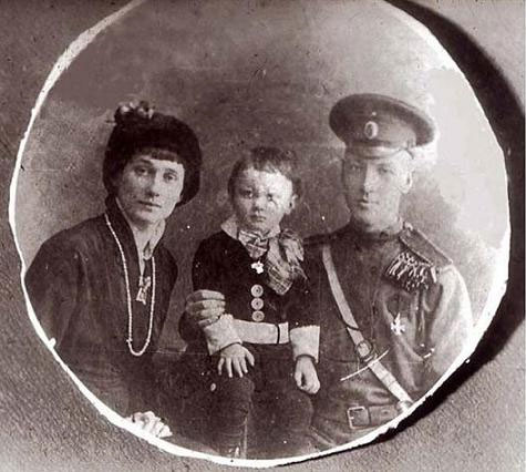 Анна Ахматова, Николай Гумилев и их сын Лев.