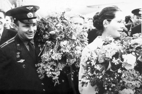 Ю. Гагарин с женой в Хабаровске, май 1962 г. Фото В. Пильгуева. Перефото С. Балбашов./Нажмите, чтобы УВЕЛИЧИТЬ (нажмите, чтобы увеличить)