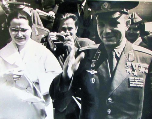 Ю. Гагарин с женой в Хабаровске, май 1962 г. (в центре фотокор В. Митусов) Фото В. Пильгуева. Перефото С. Балбашов./Нажмите, чтобы УВЕЛИЧИТЬ (нажмите, чтобы увеличить)