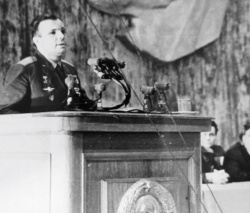 Выступление Ю. Гагарина в Хабаровске, май 1962 г. Фото В. Пильгуева. Перефото С. Балбашов./Нажмите, чтобы УВЕЛИЧИТЬ (нажмите, чтобы увеличить)