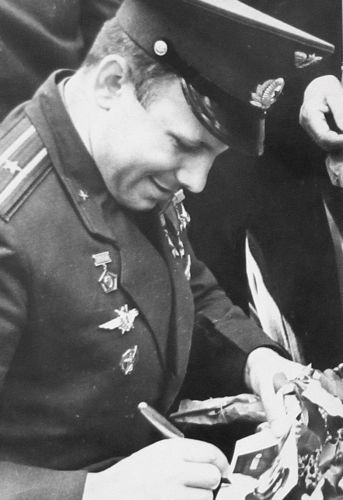 Ю. Гагарин в Хабаровске, май 1962 г. Фото В. Пильгуева. Перефото С. Балбашов./Нажмите, чтобы УВЕЛИЧИТЬ (нажмите, чтобы увеличить)