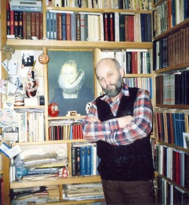 Младший сын Юрий Ефименко в кабинете отца, за спиной семейная библиотека - 10 тыс. книг./Нажмите, чтобы УВЕЛИЧИТЬ (нажмите, чтобы увеличить)