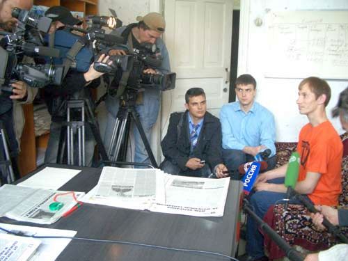 У Владимира Лебедя и Анатолия Юрина брали интервью практически все центральные телеканалы и многие газеты