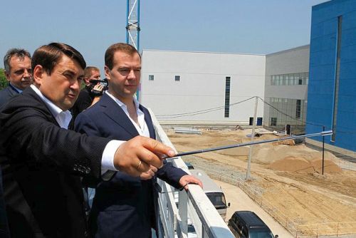 Дмитрий Медведев с министром транспорта Игорем Левитиным во время осмотра строящегося аэровокзального комплекса аэропорта