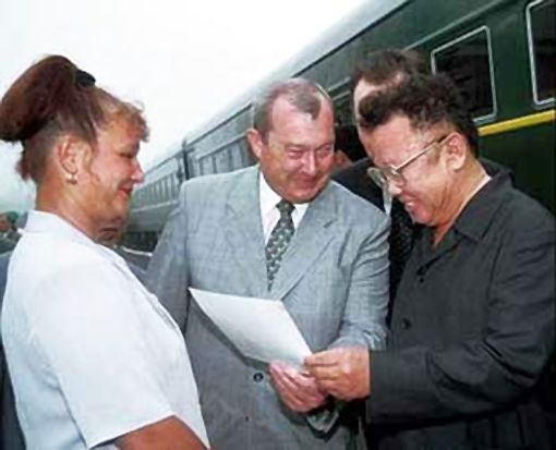 Лидер КНДР Ким Чен Ир побывал в Хабаровске и во Владивостоке в августе 2001 г. И ничего не боялся. Может быть потому, что встречал и сопровождал его тогда полпред президента РФ в ДФО Константин Пуликовский (на фото в центре).