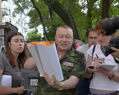 Генерал Горбач демонстрирует компромат на Матвеева. Фото: Юрий Мальцев. 