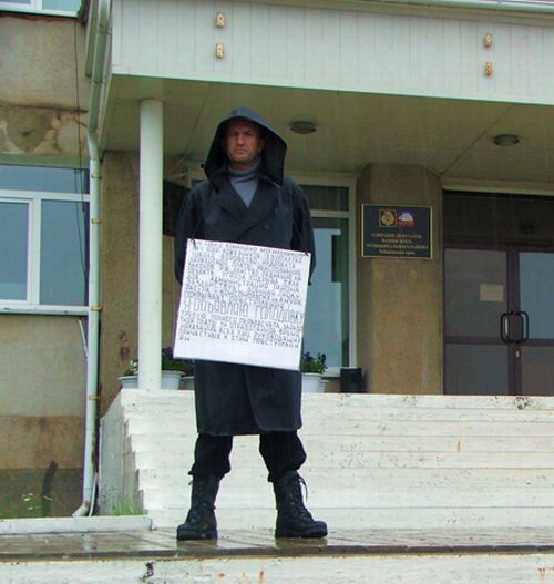7 сентября на крыльце здания администрации Ванинского района Анатолий Ланченков объявил голодовку. Фото: Татьяна Седых