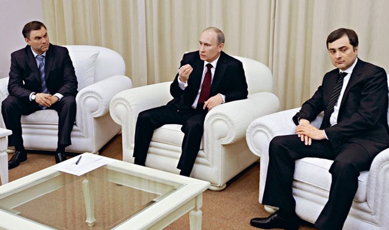 Пост и полномочия Суркова достались Вячеславу Володину (слева)