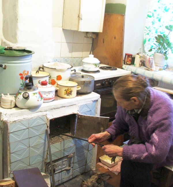 Чтобы не замерзнуть, Нина Фоминична и сложила на кухне своей двухкомнатной квартирки печку. Сама, собственными руками. Натопит и у нее тепло…