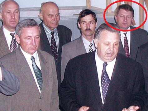 Сергей Чиханацкий (указан в красном круге) был в краевом правительстве с 2002 года и считался из команды губернатора Ишаева (на первом плане справа)