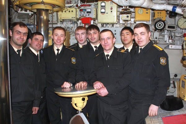 Экипаж дизельной подводной лодки «Усть-Камчатск» под командованием капитана 2-го ранга Андрея Сайкова