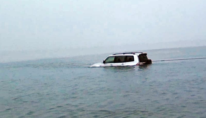 На добровольных началах, на собственных плавательных средствах жители села начали поиск и вскоре обнаружили затонувшую машину