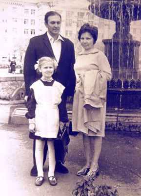 Юрий Владимиров со своей семьей - супругой Тамарой Петровной и дочерью Натальей в Хабаровске, на площади им. Ленина/ Нажмите, чтобы УВЕЛИЧИТЬ (нажмите, чтобы увеличить)