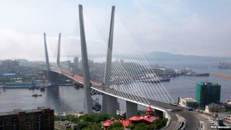 Во Владивостоке в преддверии саммита АТЭС торжественно открывали мост через бухту Золотой Рог