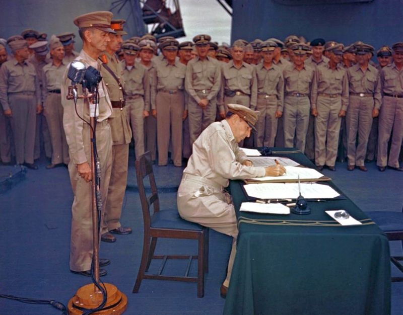 2 сентября 1945 г. в 9.02 по токийскому времени (в 4.02 по московскому времени) на борту американского линкора «Миссури» генерал Дуглас Макартур (Douglas MacArthur) подписал акт о капитуляции Японии. Слева от Макартура, на переднем плане - генерал-лейтенант Джонатан Уэйнрайт (Jonathan Wainwright), за ним - британский генерал-лейтенант А.Е.Персиваль (A. E. Percival).  Вторая мировая война завершилась