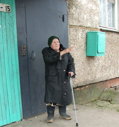 Возле дома Лидия Ивановна Симчук показывает - где стояло такси