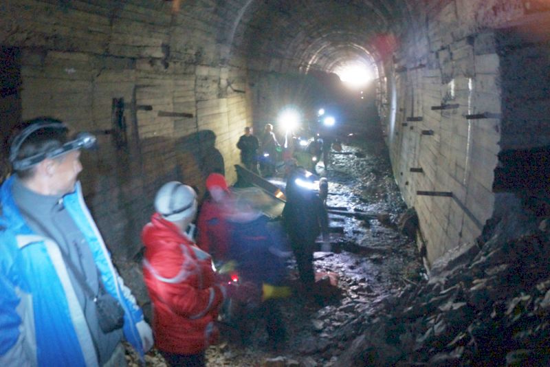 Первыми в тоннель попали энтузиасты по расчистке мусора. Туннель этот на правом берегу Амура, напротив города, длина 800 метров.