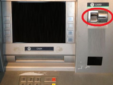 На банкомате в п. Хор необычное устройство состояло из накладки на картоприемник... Фото предоставлено отделом «К» УМВД по Хабаровскому краю.